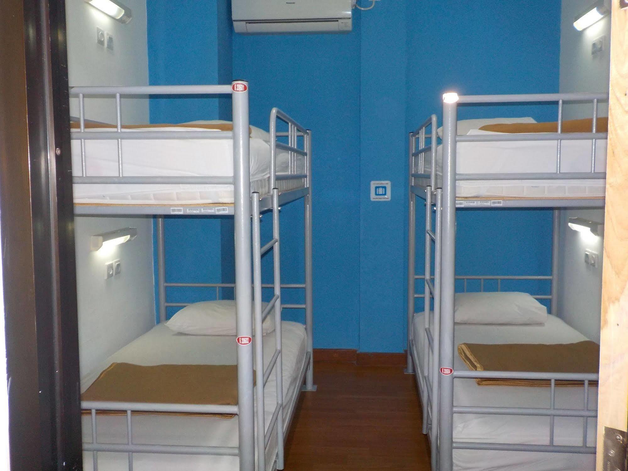 Cx Hostel Kuta Raya Buitenkant foto