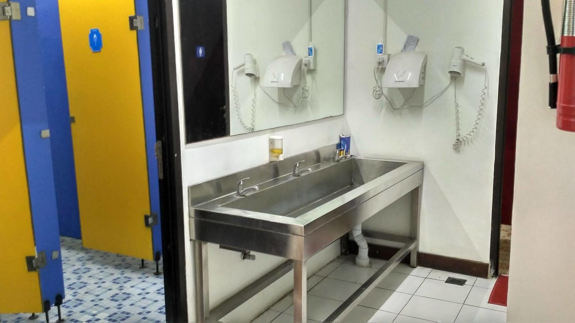 Cx Hostel Kuta Raya Buitenkant foto